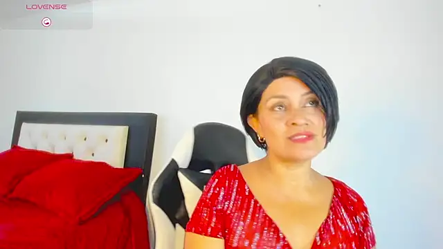 Snapshot of CarolinneFiotti chatting on January 8, 4:53 pm CarolinneFiotti online show from January 8, 4:53 pm