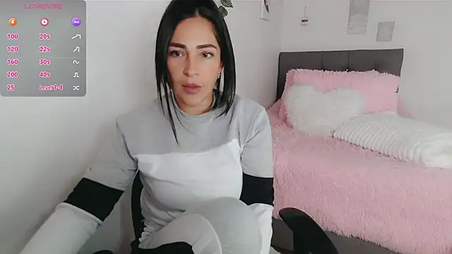 luna lgomez  online show from December 19, 12:45 pm