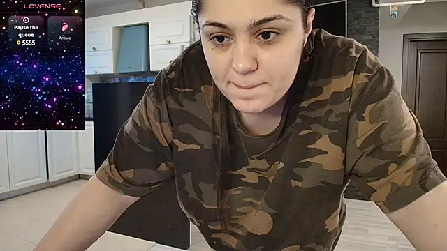 Snapshot of Layla- chatting on December 17, 11:39 am Layla- online show from December 17, 11:39 am