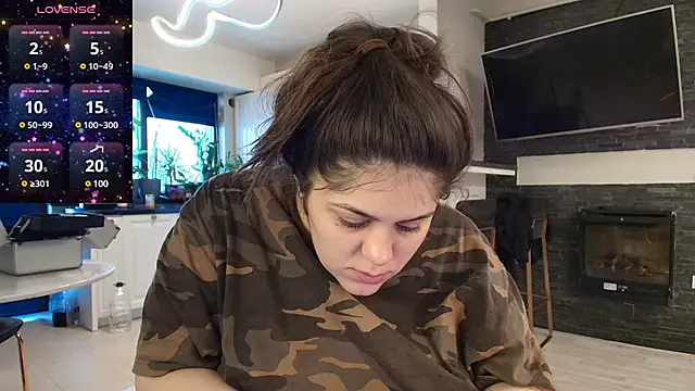 Snapshot of Layla- chatting on February 25, 10:37 am Layla- online show from February 25, 10:37 am
