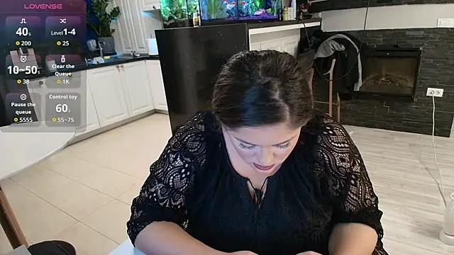 Snapshot of Layla- chatting on October 5, 9:24 pm Layla- online show from October 5, 9:24 pm