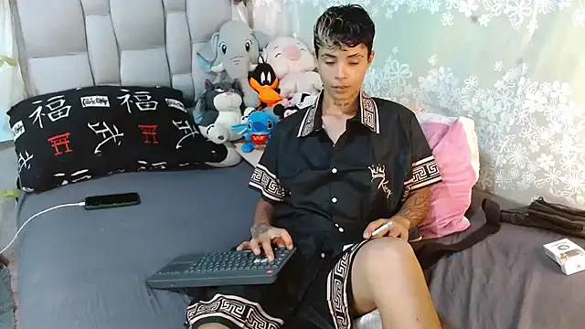 Snapshot of aron_love_maya chatting on November 13, 1:48 am aron love maya online show from November 13, 1:48 am