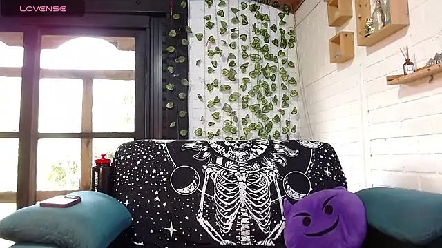 Snapshot of LiraSonnett chatting on December 1, 9:09 pm LiraSonnett online show from December 1, 9:09 pm