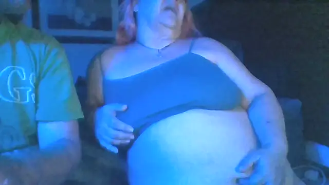 Snapshot of SpnzTnT chatting on October 7, 3:25 am SpnzTnT online show from October 7, 3:25 am