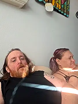 Snapshot of SpnzTnT chatting on February 6, 9:29 pm SpnzTnT online show from February 6, 9:29 pm