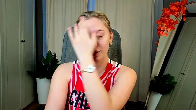 christie luv online show from November 22, 1:43 pm