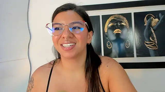 Snapshot of emilyy_cooperr chatting on November 7, 12:16 pm emilyy cooperr online show from November 7, 12:16 pm