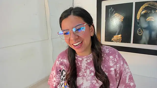 Snapshot of emilyy_cooperr chatting on December 3, 12:03 pm emilyy cooperr online show from December 3, 12:03 pm