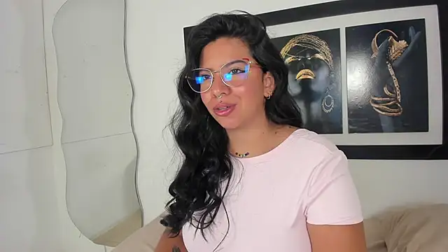 Snapshot of emilyy_cooperr chatting on December 15, 12:09 pm emilyy cooperr online show from December 15, 12:09 pm