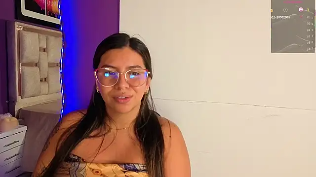 Snapshot of emilyy_cooperr chatting on June 1, 12:18 pm emilyy cooperr online show from June 1, 12:18 pm
