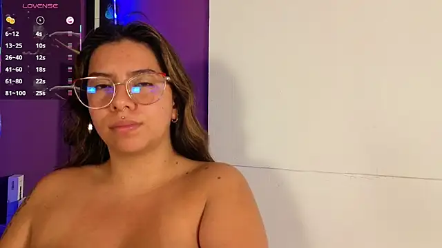 Snapshot of emilyy_cooperr chatting on June 4, 12:33 pm emilyy cooperr online show from June 4, 12:33 pm