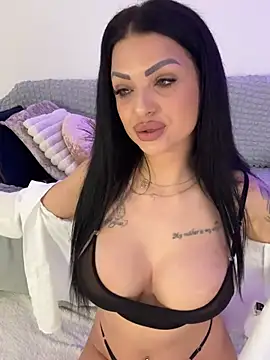 Snapshot of IrisRossie chatting on May 6, 5:14 am IrisRossie online show from May 6, 5:14 am