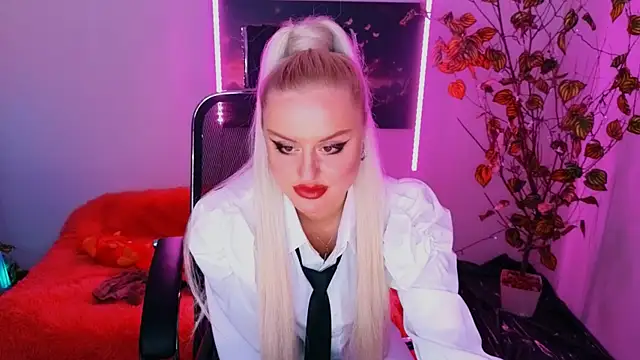 Snapshot of Miss_Alice_Silver chatting on October 3, 9:56 pm Miss Alice Silver online show from October 3, 9:56 pm