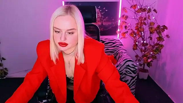 Snapshot of Miss_Alice_Silver chatting on November 7, 4:18 pm Miss Alice Silver online show from November 7, 4:18 pm