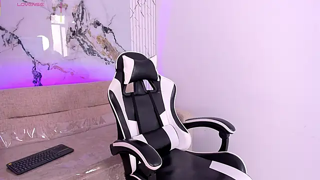 Snapshot of LexiAndDeker chatting on October 2, 5:20 pm LexiAndDeker online show from October 2, 5:20 pm