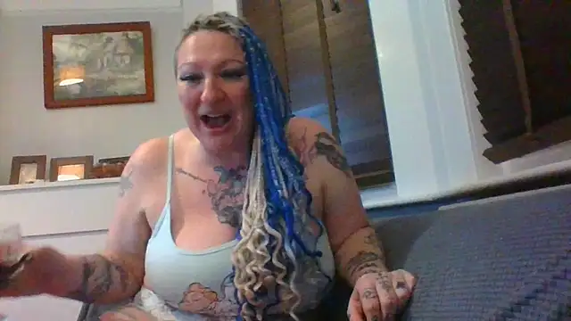 Snapshot of livieblainn chatting on March 4, 11:00 pm livieblainn online show from March 4, 11:00 pm