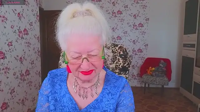 Snapshot of Maya_Mayflower chatting on June 6, 3:33 am Maya Mayflower online show from June 6, 3:33 am