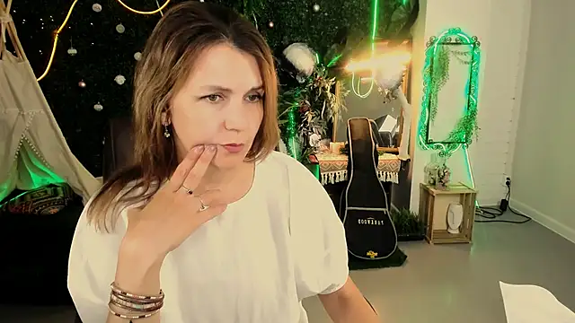 Snapshot of NicoleHitman chatting on May 6, 1:16 pm NicoleHitman online show from May 6, 1:16 pm