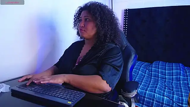 Snapshot of Ayliinn_ chatting on March 6, 6:08 am Ayliinn online show from March 6, 6:08 am