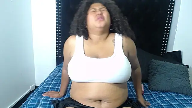 Snapshot of Ayliinn_ chatting on March 16, 7:04 am Ayliinn online show from March 16, 7:04 am