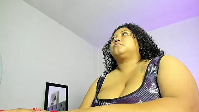 Snapshot of Ayliinn_ chatting on November 6, 5:08 am Ayliinn online show from November 6, 5:08 am