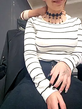 Isabella Varella online show from October 15, 1:00 pm