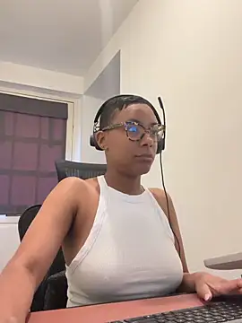 Snapshot of Melia_Rayne chatting on May 6, 9:36 am Melia Rayne online show from May 6, 9:36 am