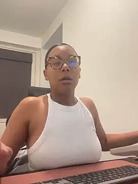 Snapshot of Melia_Rayne chatting on May 7, 9:36 am Melia Rayne online show from May 7, 9:36 am