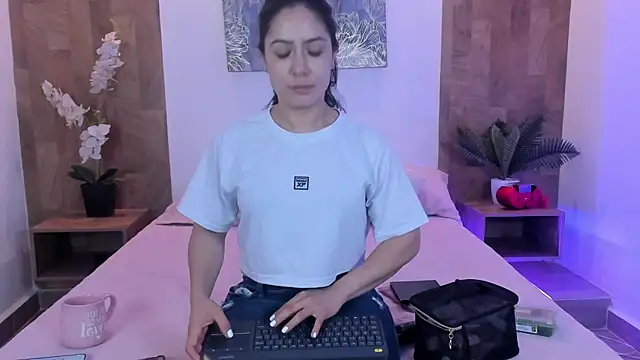 isabella winkler online show from July 29, 11:30 am