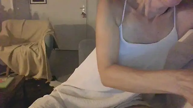 Snapshot of Valentinette chatting on August 1, 8:41 pm Valentinette online show from August 1, 8:41 pm