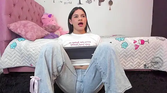 Moonroxe  online show from December 22, 7:55 pm