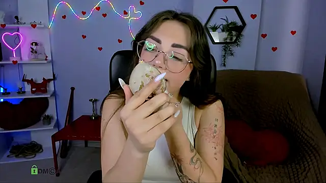 Snapshot of kiki_swan chatting on May 4, 5:47 am kiki swan online show from May 4, 5:47 am