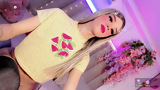 Snapshot of Nina_Keyli chatting on June 15, 9:50 pm Nina Keyli online show from June 15, 9:50 pm