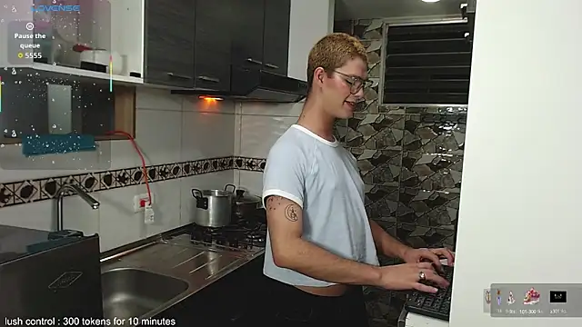 Snapshot of juanes_puthee chatting on October 7, 12:19 am juanes puthee online show from October 7, 12:19 am