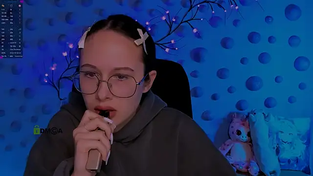 mona cloud online show from December 18, 8:15 pm