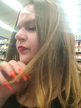 Snapshot of Bigmouthbitch chatting on December 14, 3:45 am Bigmouthbitch online show from December 14, 3:45 am