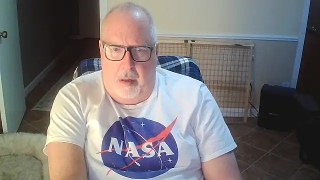 Snapshot of superbearboss chatting on October 20, 1:11 pm superbearboss online show from October 20, 1:11 pm