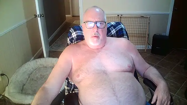 Snapshot of superbearboss chatting on October 21, 2:34 am superbearboss online show from October 21, 2:34 am