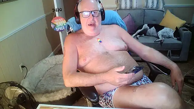 Snapshot of superbearboss chatting on June 26, 2:05 am superbearboss online show from June 26, 2:05 am