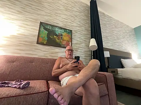 Snapshot of superbearboss chatting on June 27, 3:11 am superbearboss online show from June 27, 3:11 am