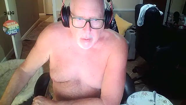 Snapshot of superbearboss chatting on June 30, 2:56 am superbearboss online show from June 30, 2:56 am