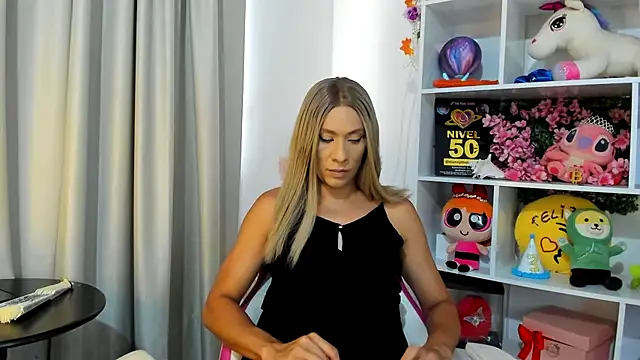 Snapshot of davinaclaire chatting on July 17, 7:08 pm davinaclaire online show from July 17, 7:08 pm