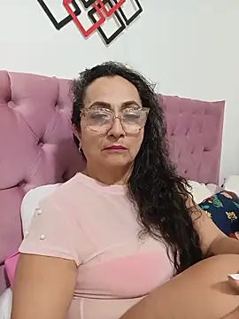 Snapshot of AlessandraLeroy chatting on May 25, 12:49 am AlessandraLeroy online show from May 25, 12:49 am