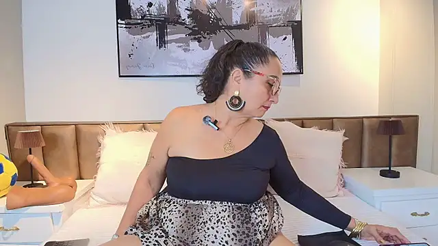 Snapshot of AlessandraLeroy chatting on June 13, 12:03 pm AlessandraLeroy online show from June 13, 12:03 pm