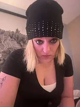 Snapshot of KITTYBOOBOOFUXX chatting on April 12, 5:12 am KITTYBOOBOOFUXX online show from April 12, 5:12 am