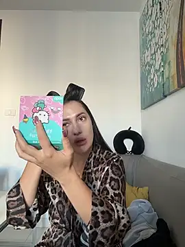 Snapshot of AleksandraRich chatting on December 2, 1:00 am AleksandraRich online show from December 2, 1:00 am