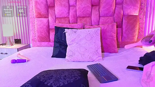 goldilockss15 online show from October 6, 3:15 am