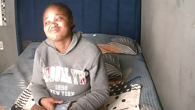 Snapshot of SexyShybarbie chatting on December 15, 4:50 am SexyShybarbie online show from December 15, 4:50 am