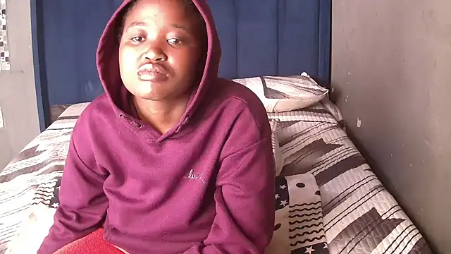 Snapshot of SexyShybarbie chatting on June 2, 6:37 am SexyShybarbie online show from June 2, 6:37 am