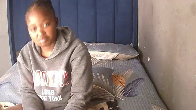 Snapshot of SexyShybarbie chatting on July 31, 9:09 am SexyShybarbie online show from July 31, 9:09 am